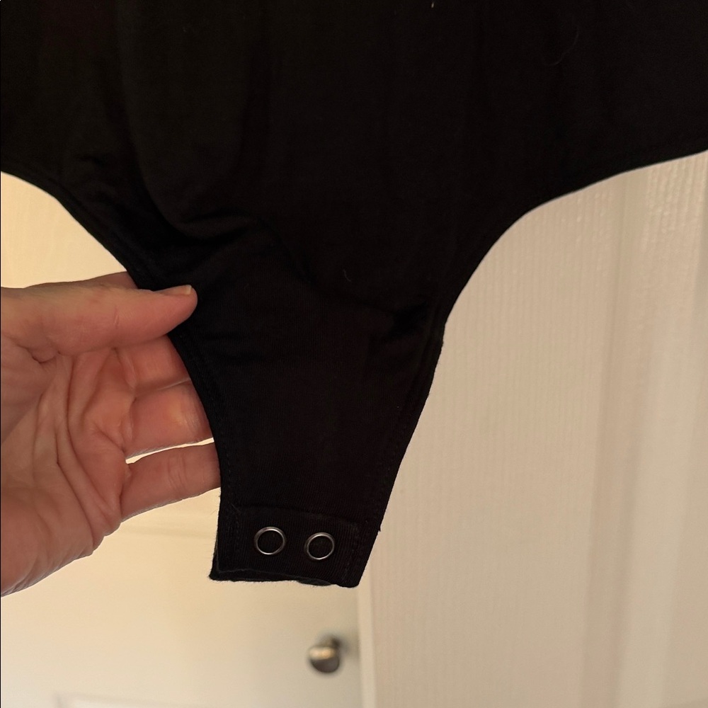 Express NWT Black Long-Sleeve Mock Neck Bodysuit - Picture 4 of 4